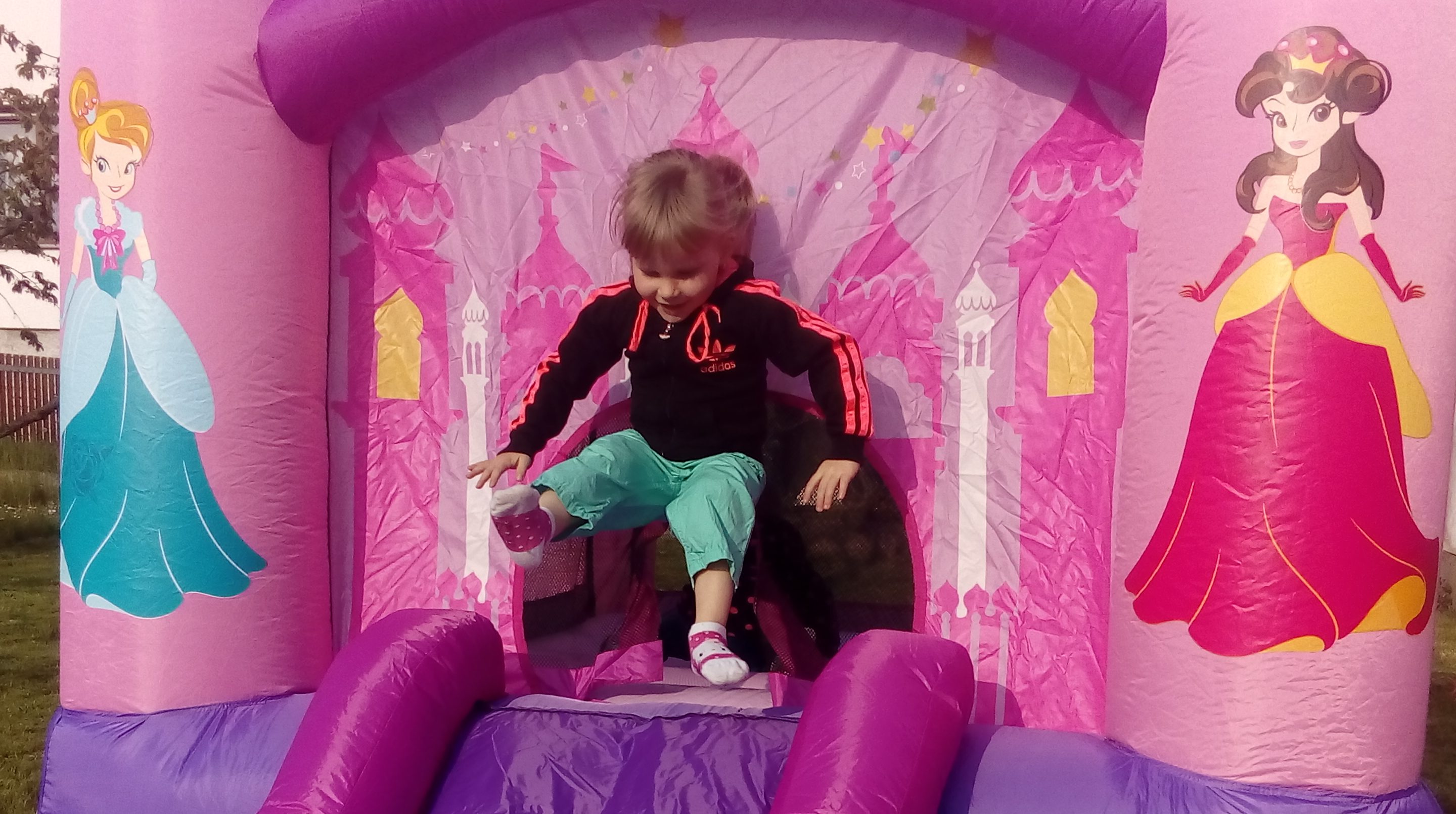 Bild Mädchen hüpft auf Mini-Hüpfburg Prinzessin