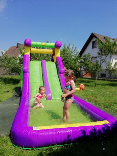 Wasserrutsche von Hopsi Hüpfburg-Vermietung